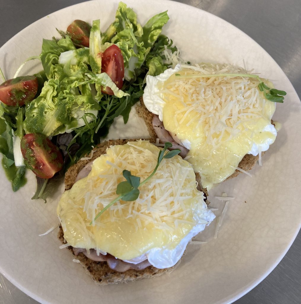 Eggs Benedict buggyantott tojással