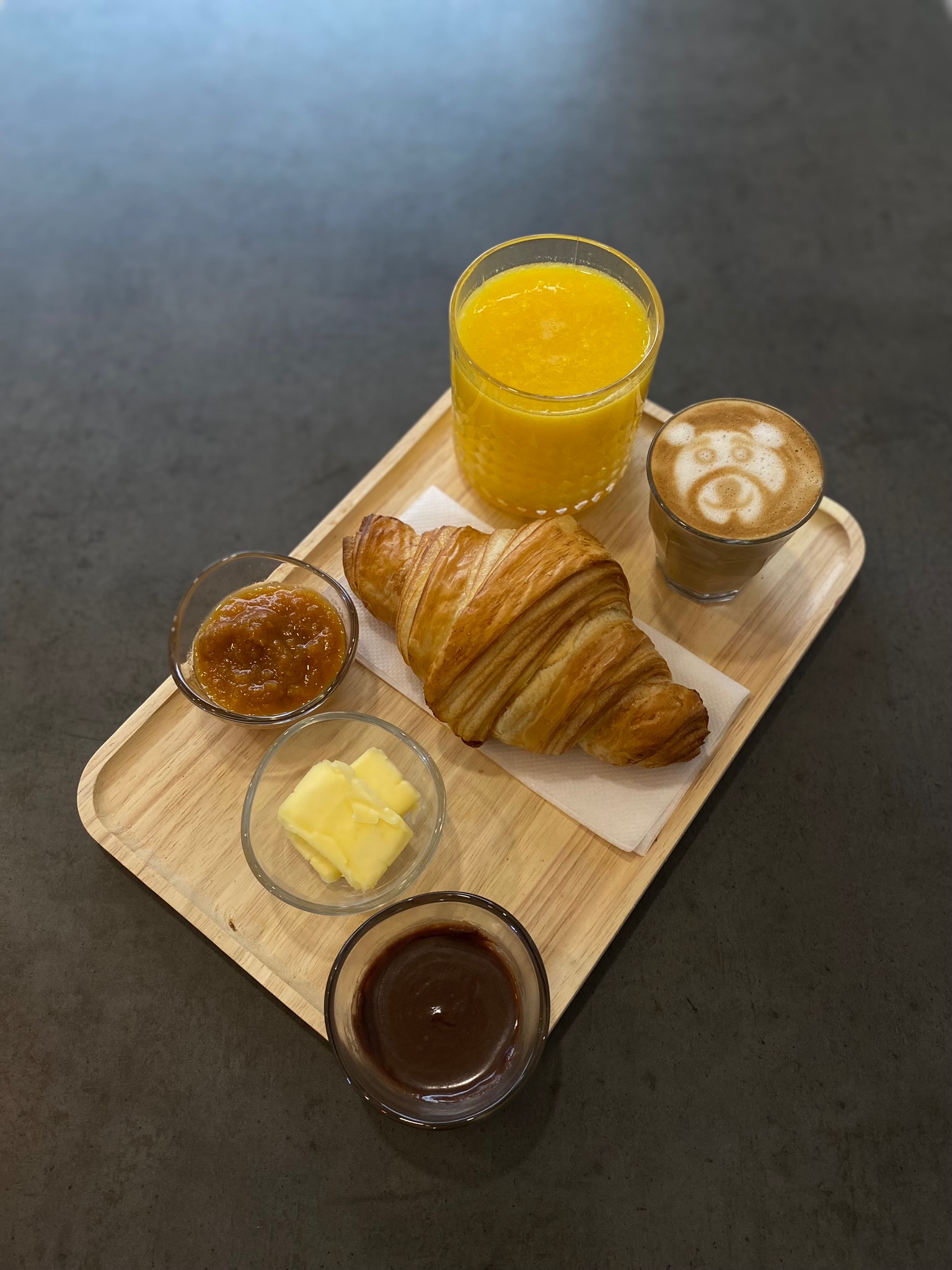 Croissant-os reggeli tányéron